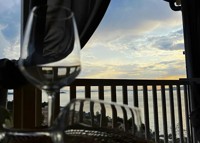 Mobile Skyline - Beautiful Sea View - On The Palm Of The Drage